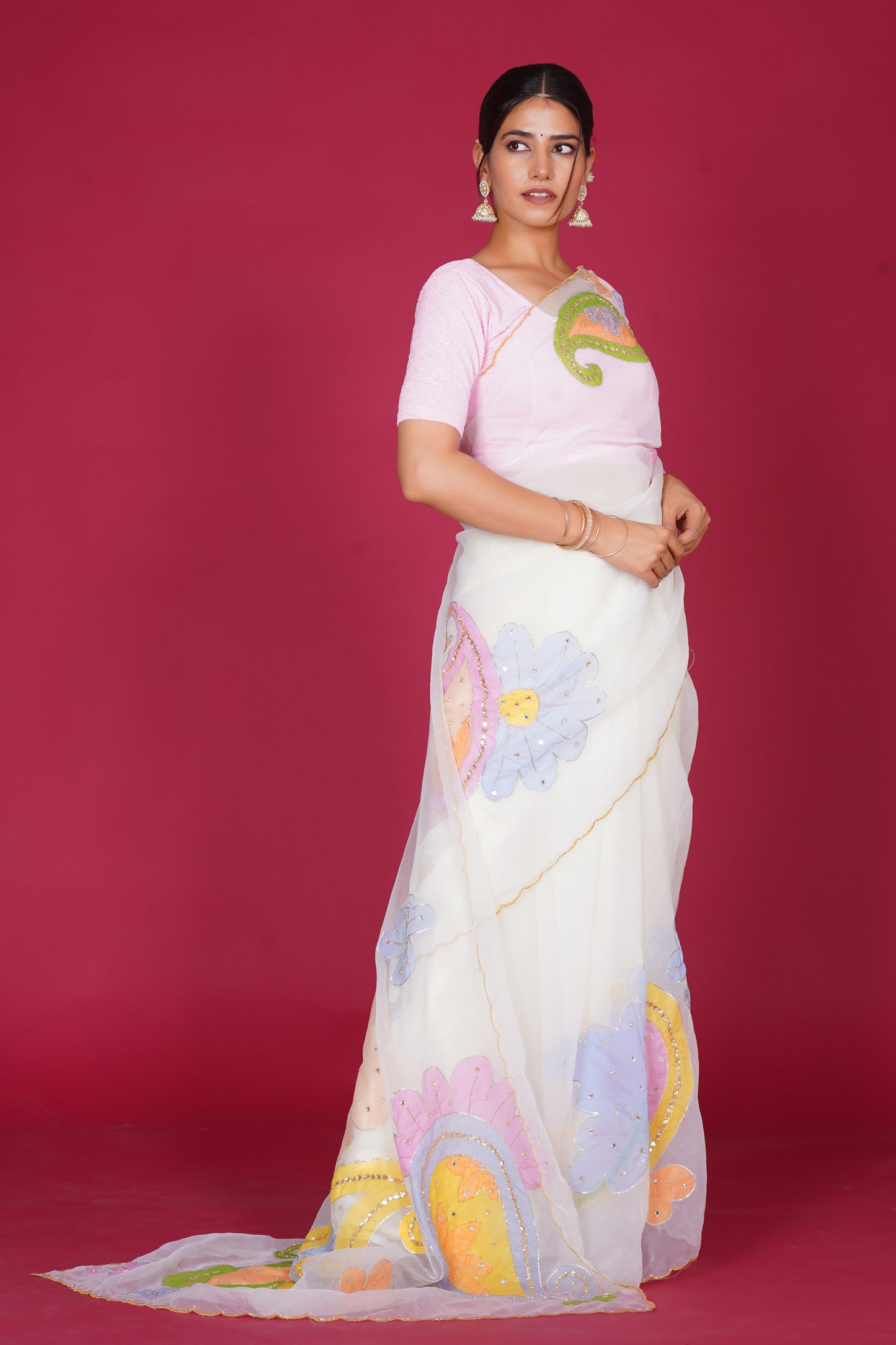 Gull Bahar ā White Saree with Pastel Floral Motifs šø
