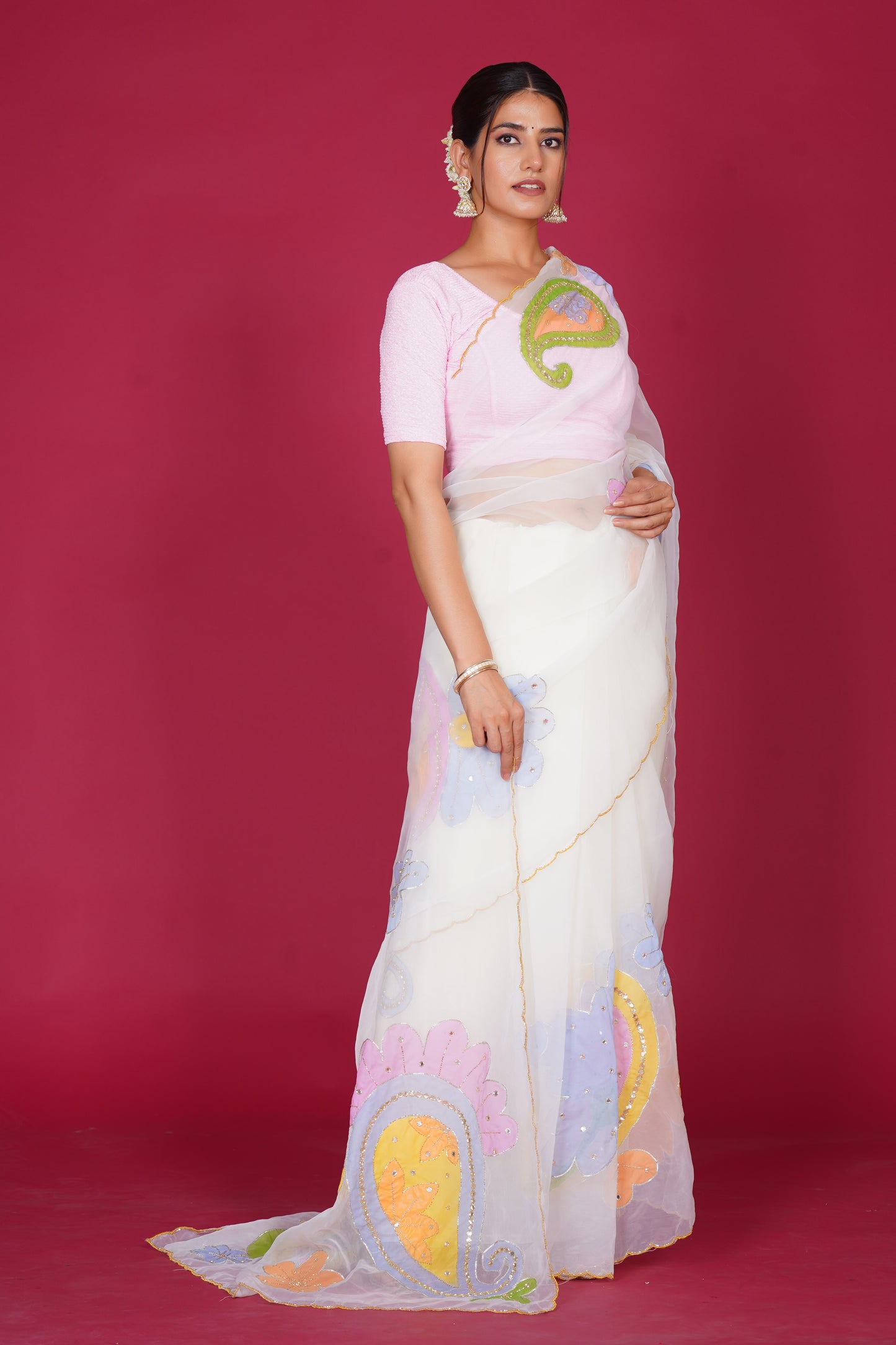 Gull Bahar – White Saree with Pastel Floral Motifs 🌸