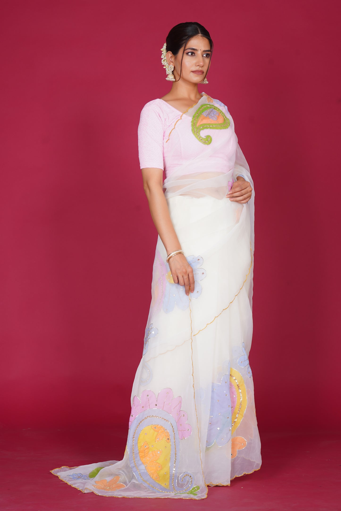 Gull Bahar – White Saree with Pastel Floral Motifs 🌸