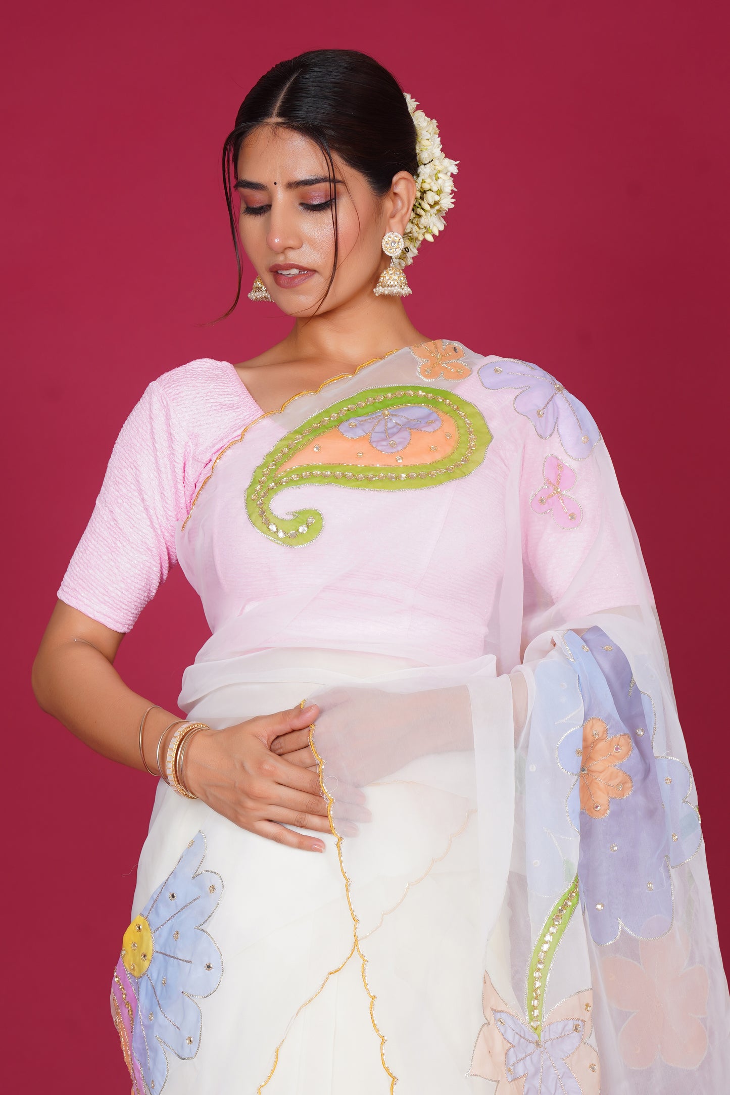 Gull Bahar – White Saree with Pastel Floral Motifs 🌸