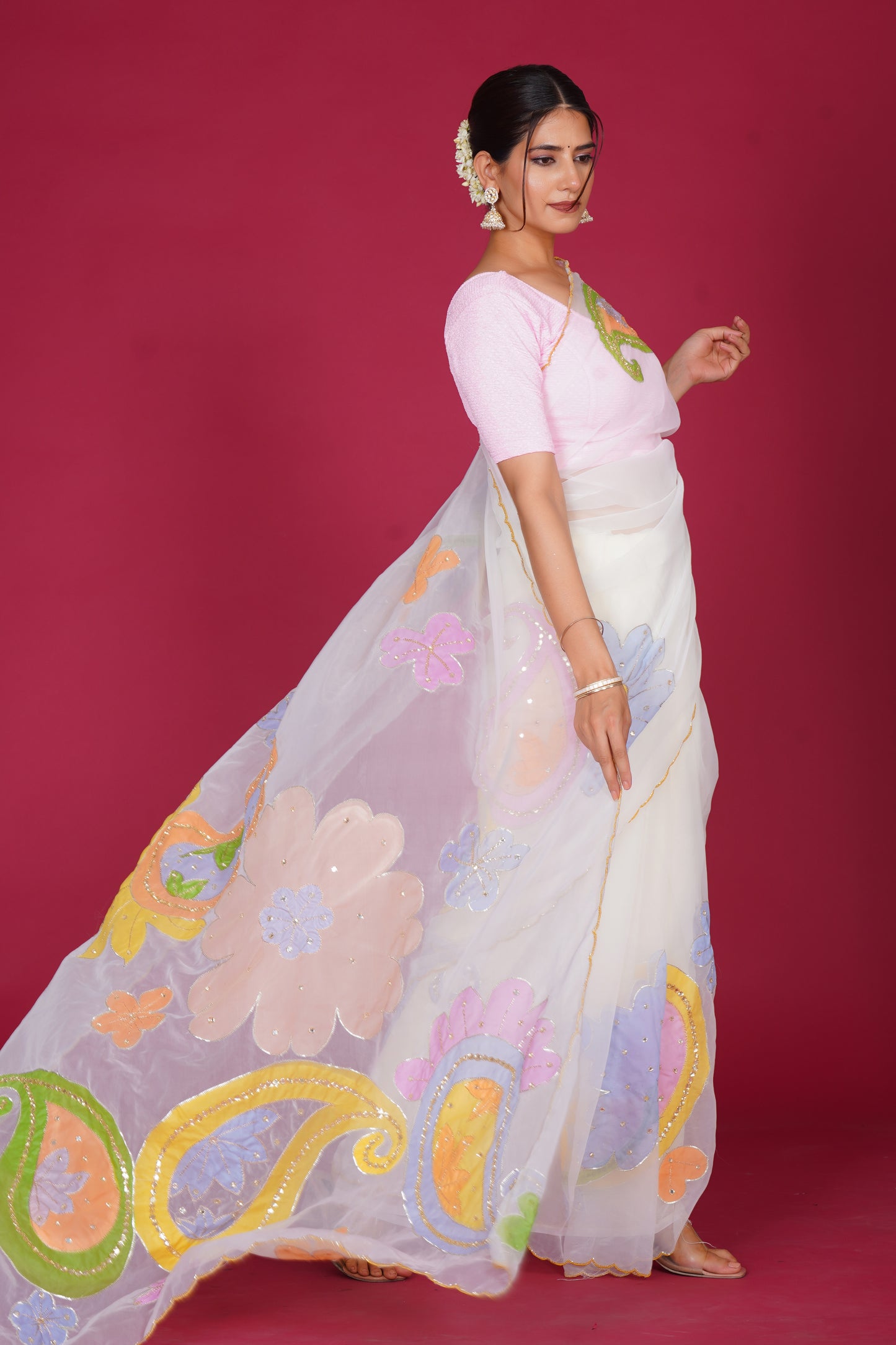 Gull Bahar – White Saree with Pastel Floral Motifs 🌸