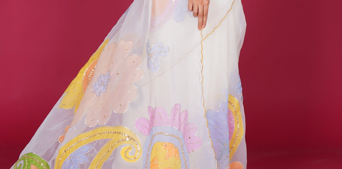 Gull Bahar – White Saree with Pastel Floral Motifs 🌸